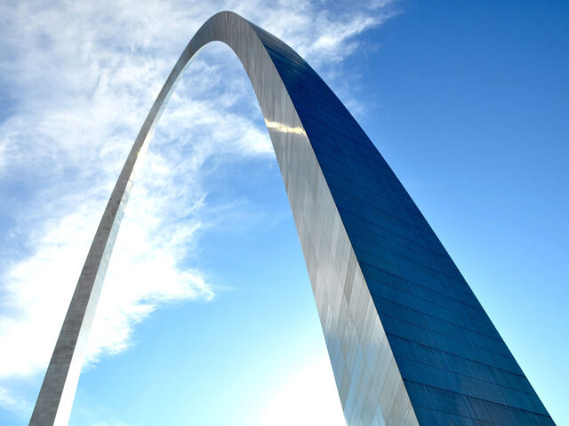 View of the Gateway Arch in St. Louis from ground level