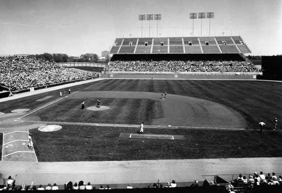 Minnesota Twins at Metropolitan Stadium