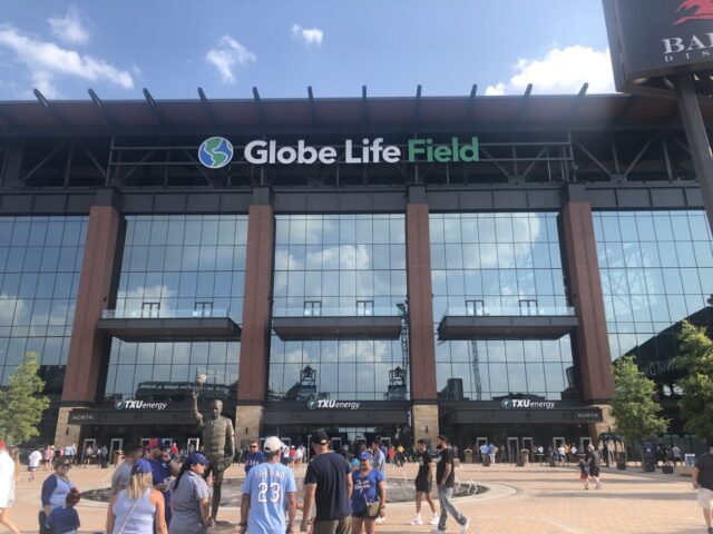 does globe life field have a roof