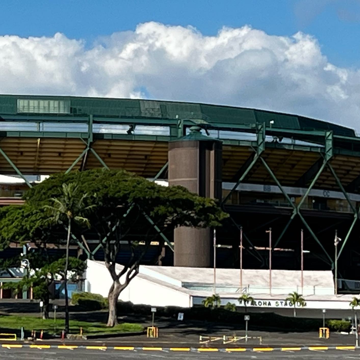 Couldn’t leave Honolulu without getting a glimpse at the old Aloha Stadium. This is as close as I could get to it, since it’s set to be torn down later this year. A new, smaller stadium will be built in its place to house the University of Hawaii football team.The old stadium certainly had its glory days, mainly as the longtime home of the Hawaii Bowl college football game and the NFL’s Pro Bowl. It was also configurable for baseball and soccer.I never saw an event here, but maybe I’ll get a chance to check out the new one!#hawaii #hawaiisports #honolulu #honoluluhawaii #uhwarriors #universityofhawaii #hawaiibowl #probowl #alohastadium #oahu #sportstravel #sportstourism
